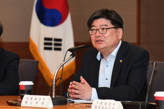 김용진 기획재정부 차관이 4일 서울 서초구 반포대로 서울지방조달청에서 열린 제4차 재정관리점검회의에 참석해 모두 발언을 하고 있다. 기재부 제공